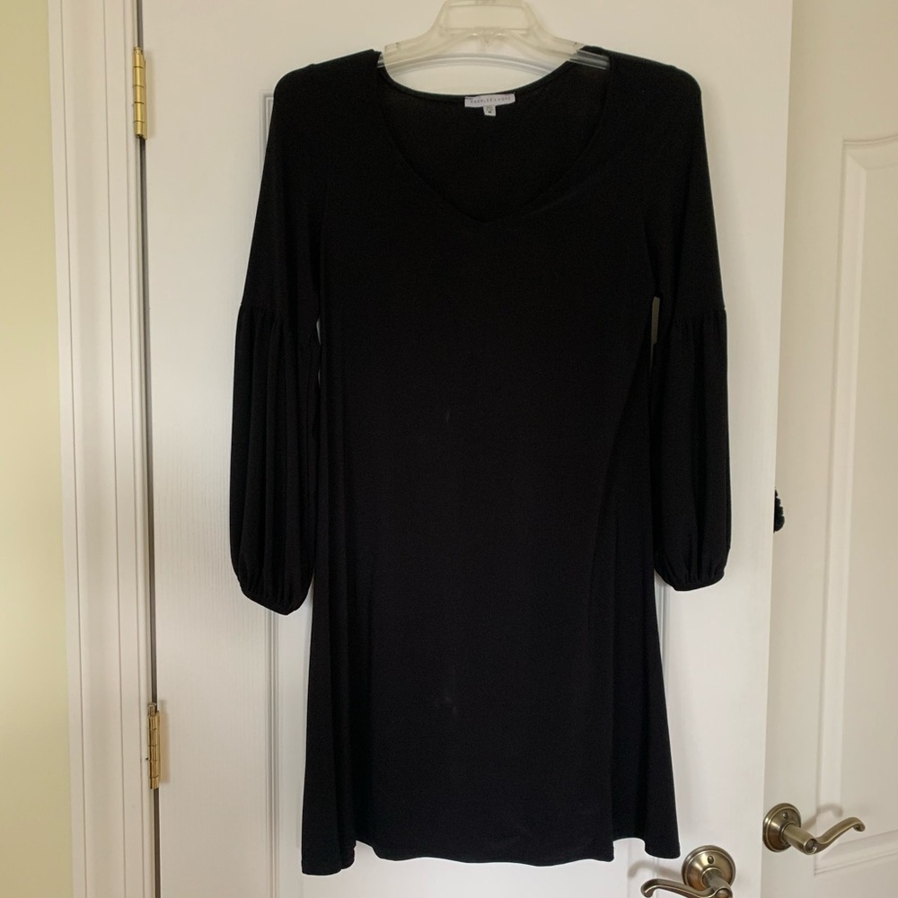 Annalee+Hope Mini Black Loose, Long-Sleeved Dress